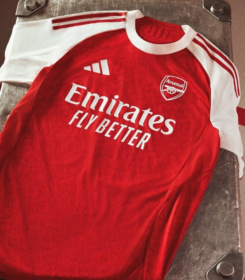 arsenal 2025-26 home kit in red and white